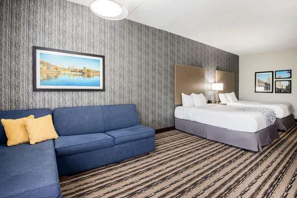 La Quinta Inn & Suites by Wyndham Buffalo Amherst 4