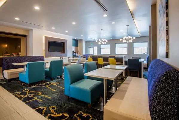 La Quinta Inn & Suites by Wyndham Buffalo Amherst 4