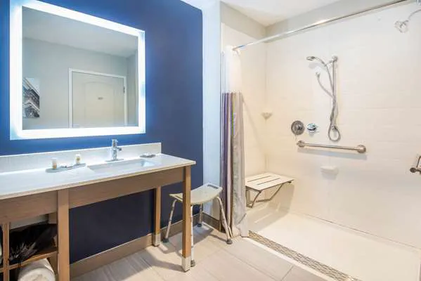 La Quinta Inn & Suites by Wyndham Buffalo Amherst 4