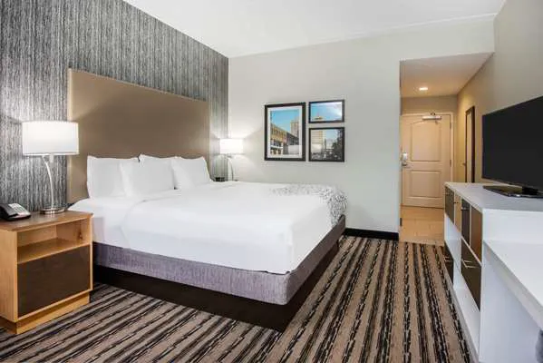 La Quinta Inn & Suites by Wyndham Buffalo Amherst 4