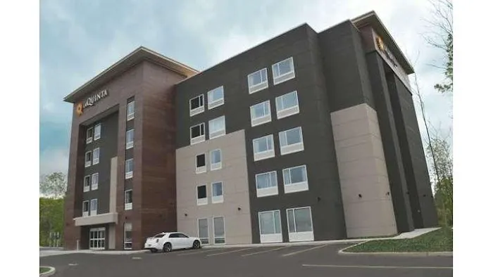 La Quinta Inn & Suites by Wyndham Buffalo Amherst 4