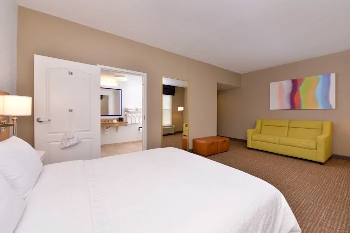 Hampton Inn & Suites Plymouth 4