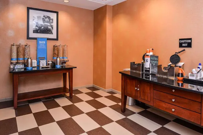 Hampton Inn & Suites Plymouth 4