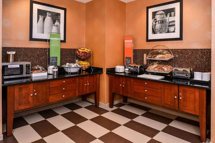 Hampton Inn & Suites Plymouth 4