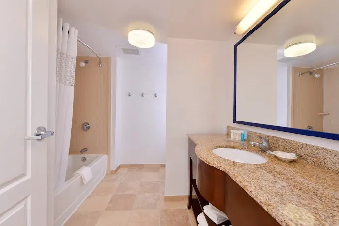 Hampton Inn & Suites Plymouth 4