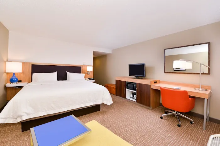 Hampton Inn & Suites Plymouth 4