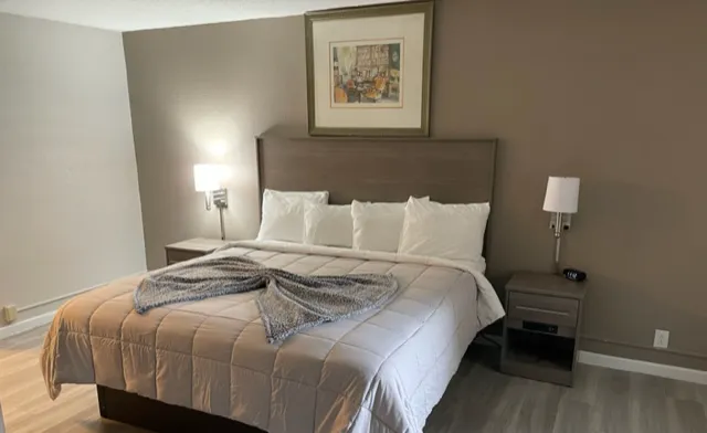 Whaler Inn and Suites 4