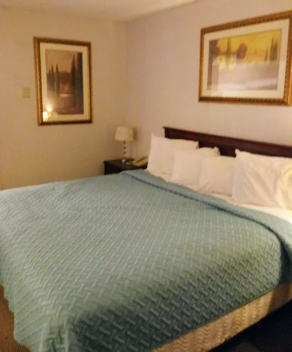 Whaler Inn and Suites 4
