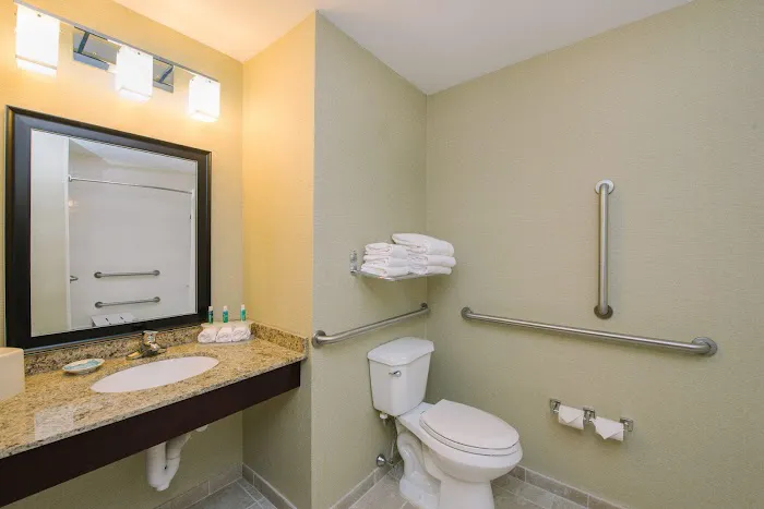 Holiday Inn Express & Suites Merrimack by IHG 4