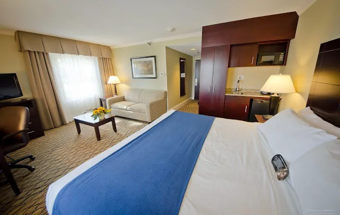 Holiday Inn Express & Suites Merrimack by IHG 4