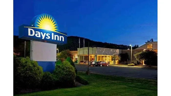 Days Inn by Wyndham Warren 4