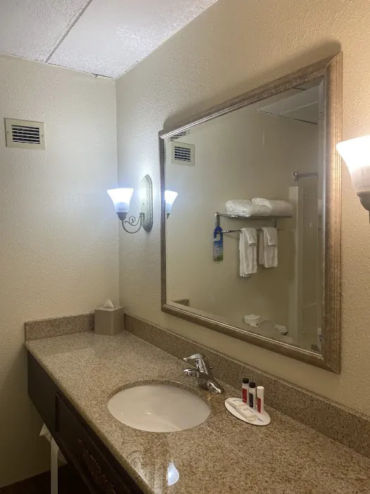 Days Inn by Wyndham Warren 4