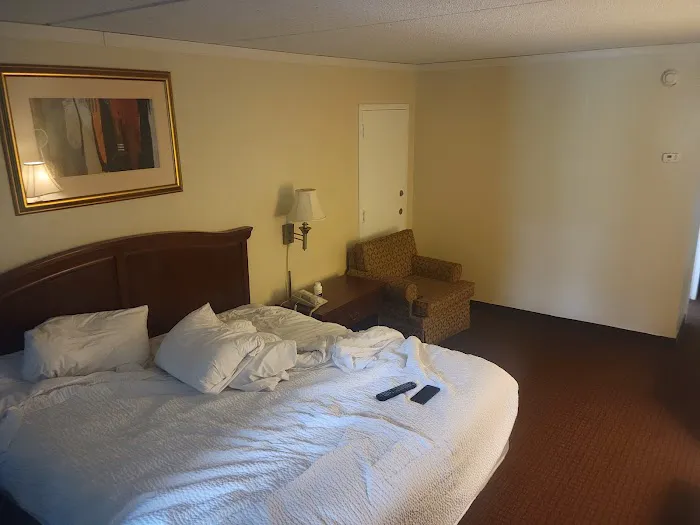 Days Inn by Wyndham Warren 4