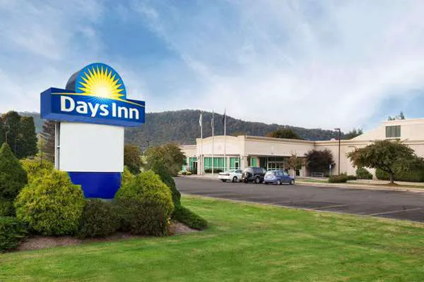 Days Inn by Wyndham Warren 4