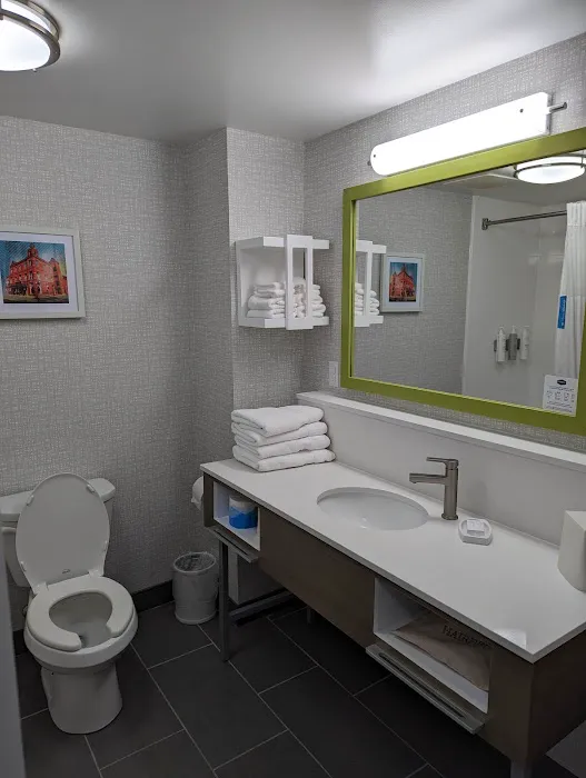 Hampton Inn & Suites Warren 4