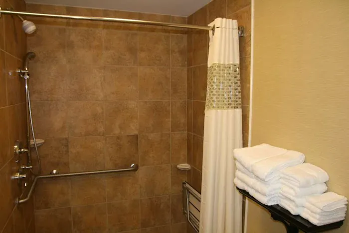 Hampton Inn & Suites Warren 4