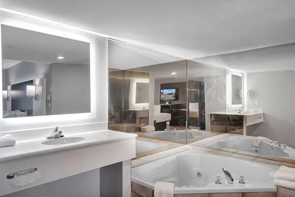 Days Inn & Suites by Wyndham Niagara Falls/Buffalo 4
