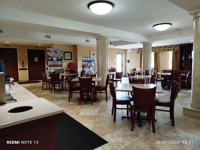 Holiday Inn Express & Suites Niagara Falls, an IHG Hotel 4