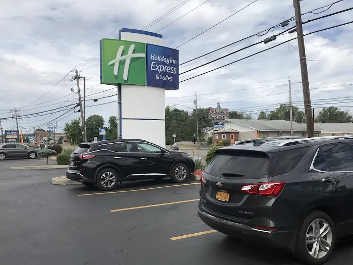 Holiday Inn Express & Suites Niagara Falls, an IHG Hotel 4
