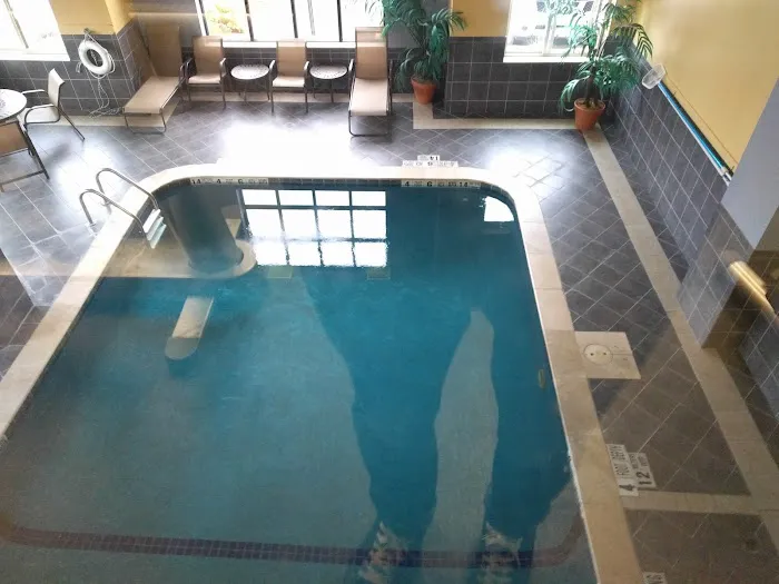 Holiday Inn Express & Suites Niagara Falls, an IHG Hotel 4