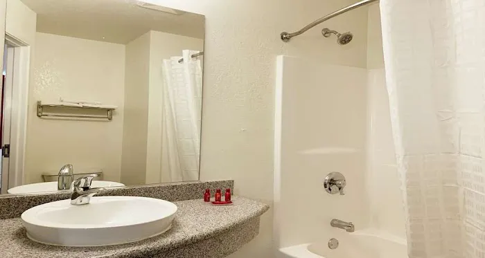 SureStay Plus by Best Western Niagara Falls East 4