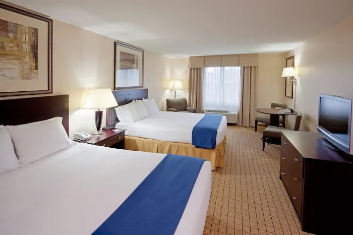 Holiday Inn Express & Suites Rochester by IHG 4