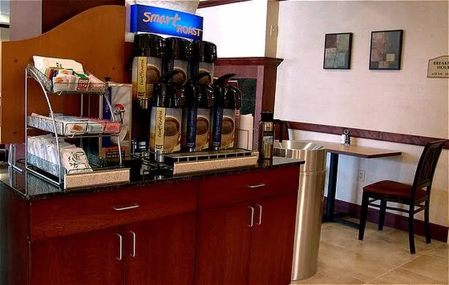 Holiday Inn Express & Suites Rochester by IHG 4