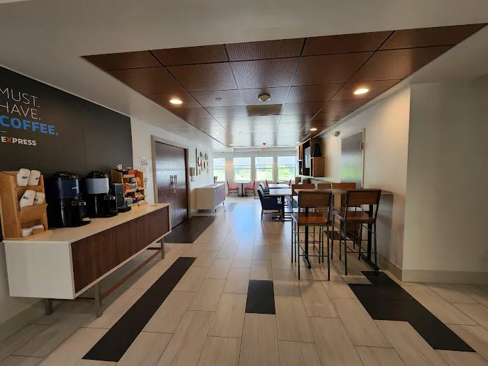 Holiday Inn Express & Suites Rochester by IHG 4