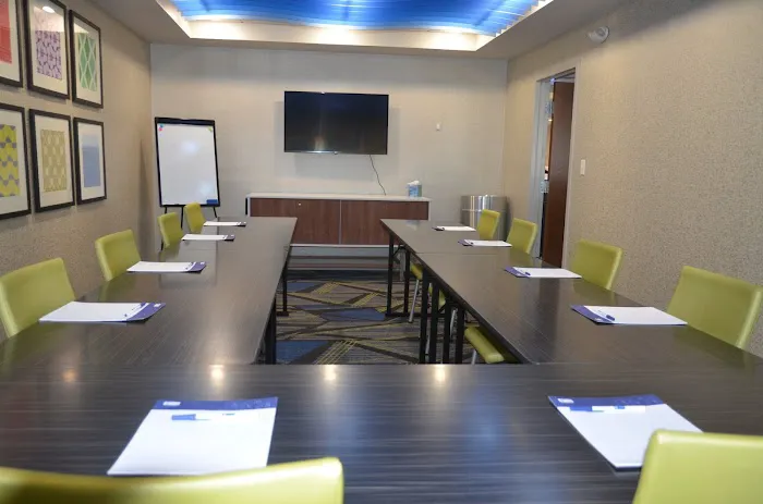 Holiday Inn Express & Suites Rochester by IHG 4