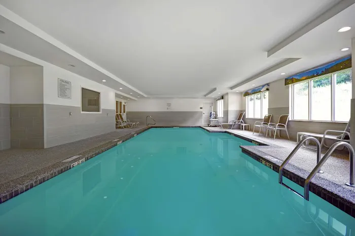Comfort Inn & Suites 4