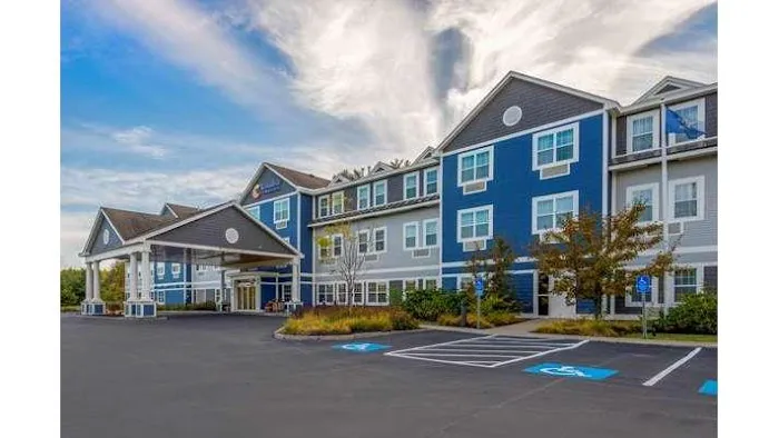 Comfort Inn & Suites 4