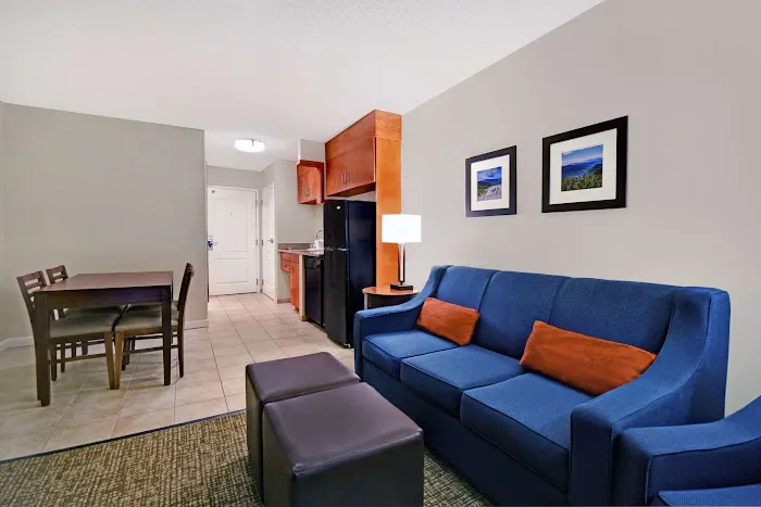 Comfort Inn & Suites 4