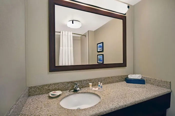 Comfort Inn & Suites 4
