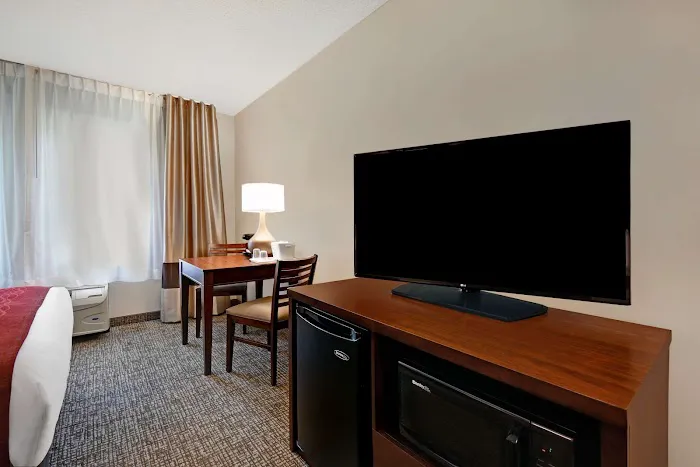 Comfort Inn & Suites 4