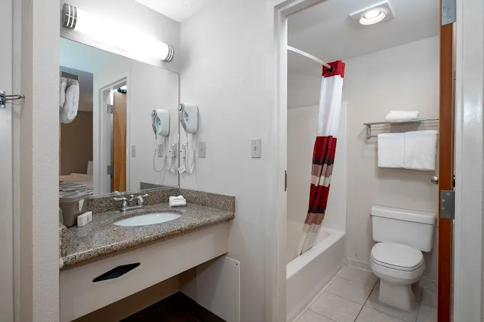 Red Roof Inn Clifton Park 3