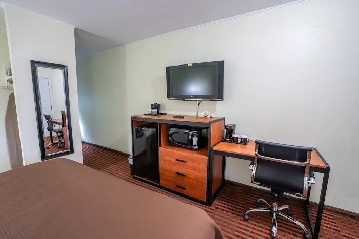 All Seasons Inn & Suites 5