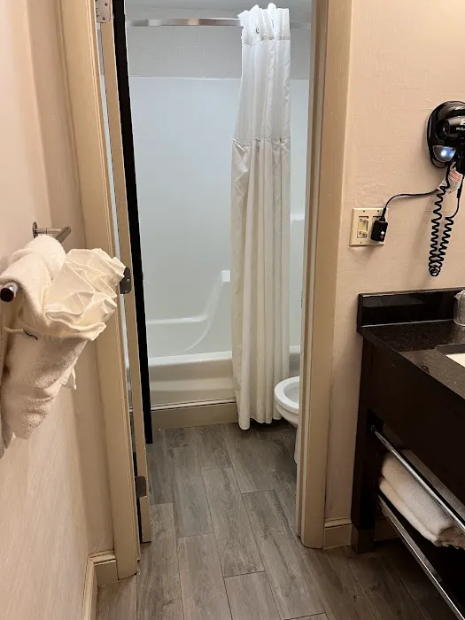 Ramada by Wyndham Boston 5