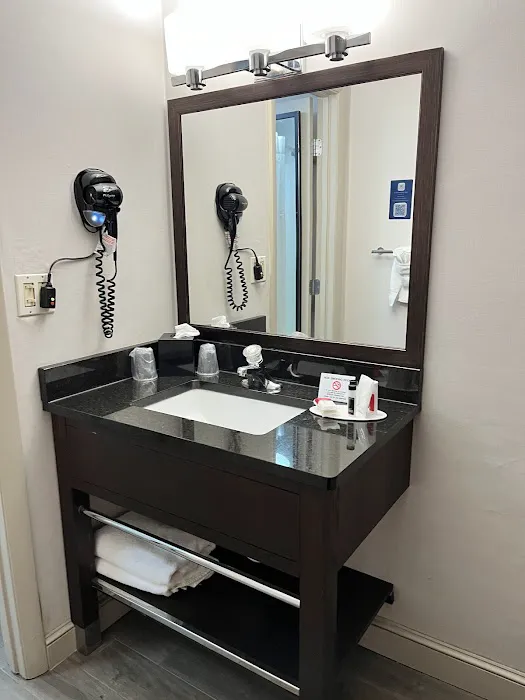 Ramada by Wyndham Boston 5