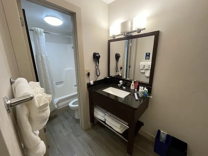 Ramada by Wyndham Boston 5