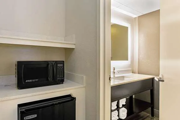 La Quinta Inn & Suites by Wyndham Boston-Andover 4