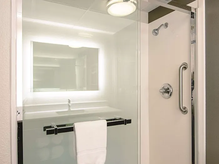 La Quinta Inn & Suites by Wyndham Boston-Andover 4