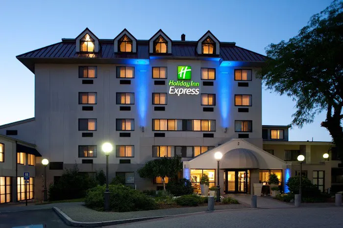 Holiday Inn Express Boston-Waltham by IHG 5