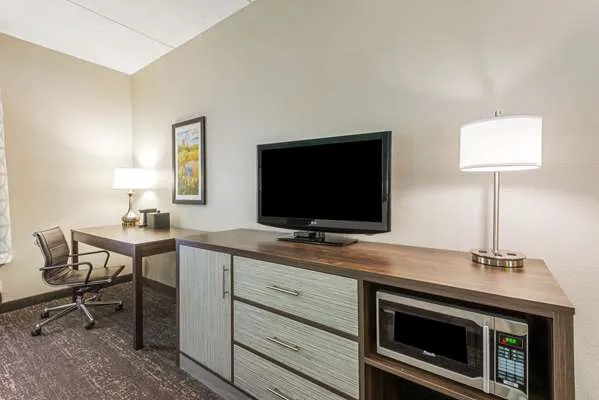 La Quinta Inn & Suites by Wyndham Jamestown 4