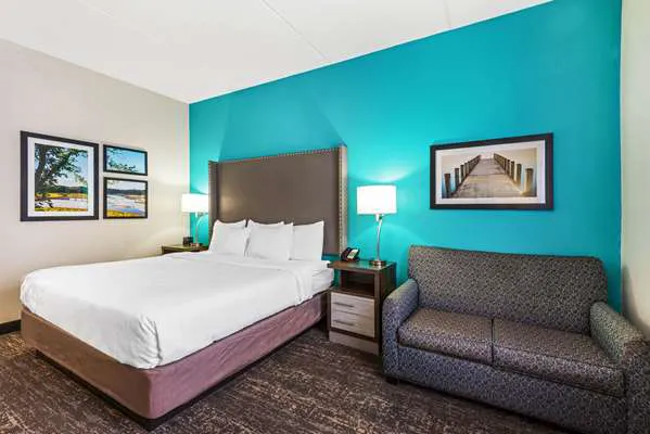 La Quinta Inn & Suites by Wyndham Jamestown 4