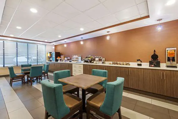 La Quinta Inn & Suites by Wyndham Jamestown 4
