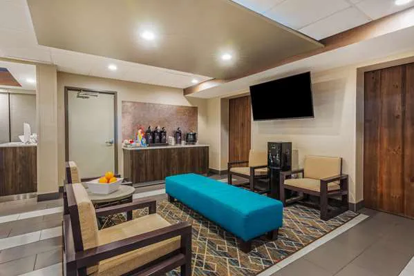La Quinta Inn & Suites by Wyndham Jamestown 4