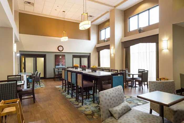 Hampton Inn & Suites Jamestown 4