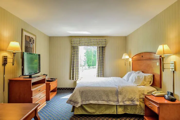 Hampton Inn & Suites Jamestown 4