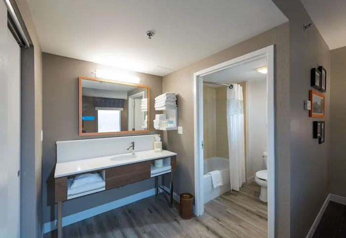 Hampton Inn & Suites Jamestown 4