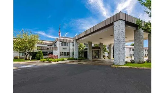 Clarion Pointe Jamestown - Falconer 4